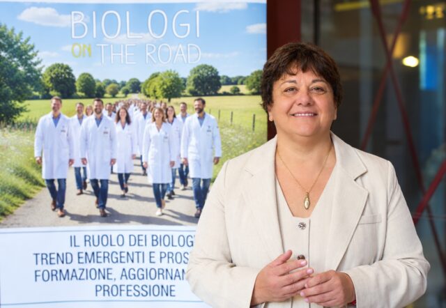Elvira Tarsitano con roll up Biologi on the Road